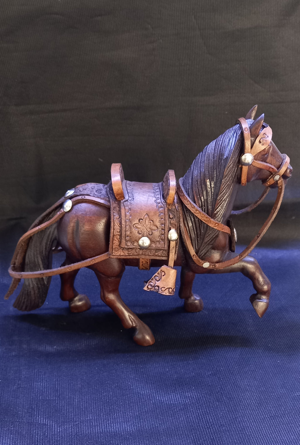 Estatua de caballo tallada en madera cedro