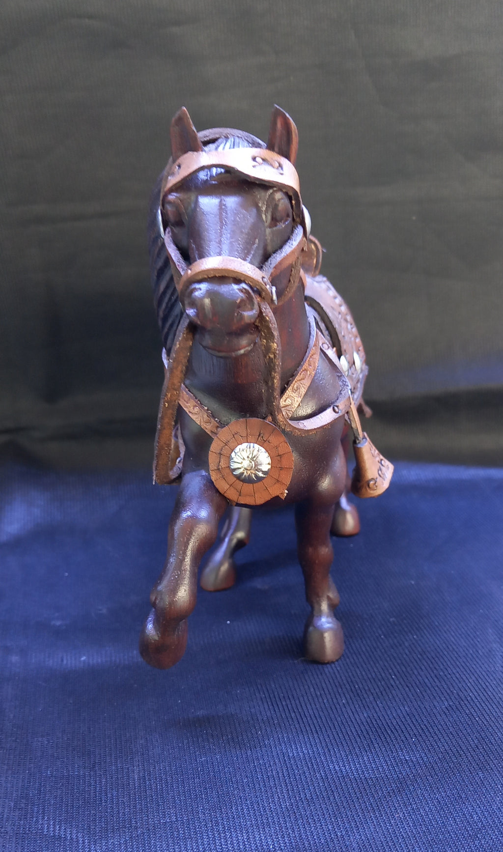 Estatua de caballo tallada en madera cedro