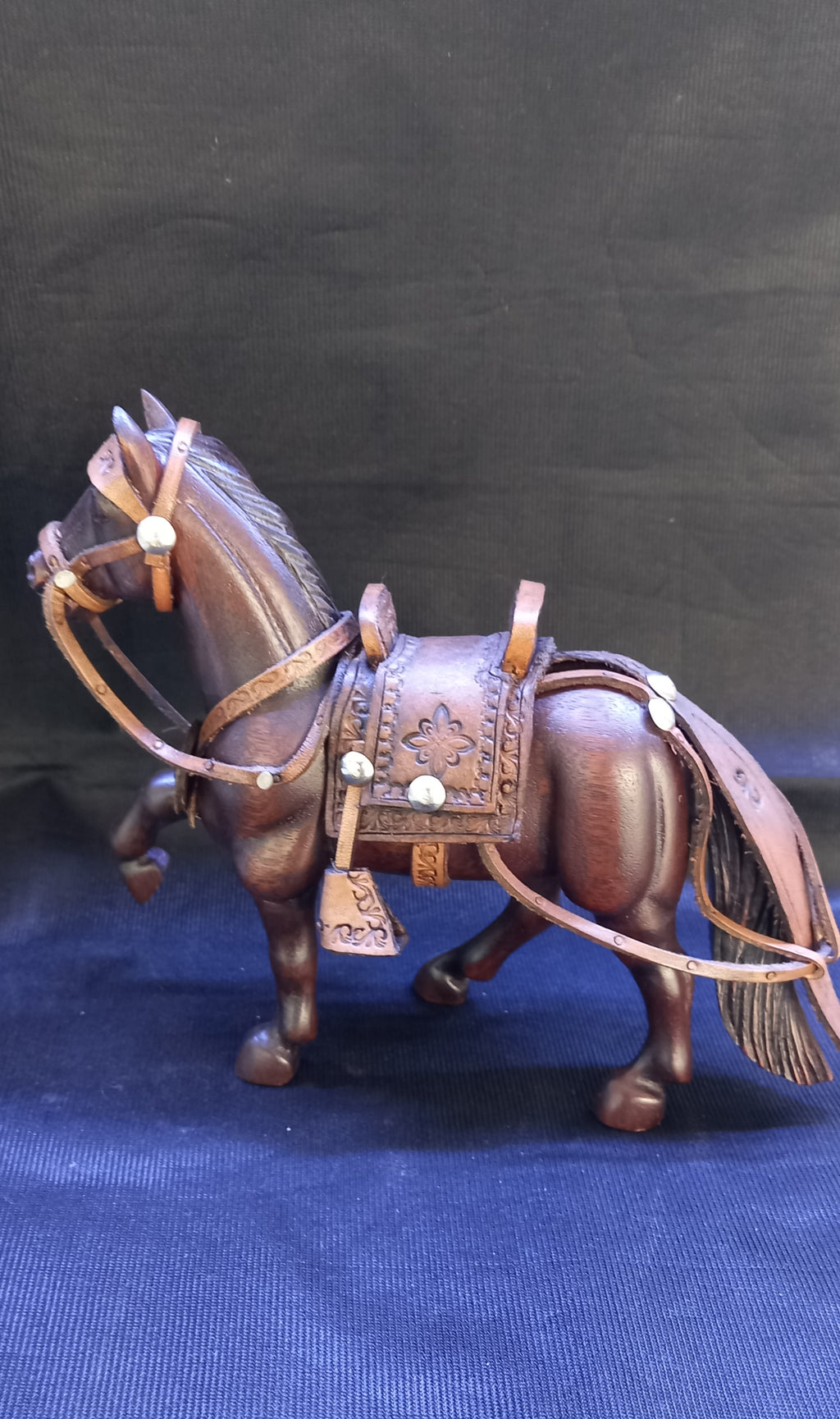 Estatua de caballo tallada en madera cedro