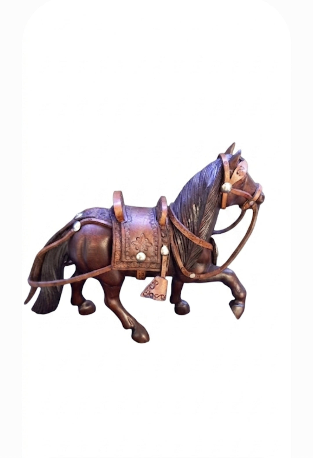 Estatua de caballo tallada en madera cedro