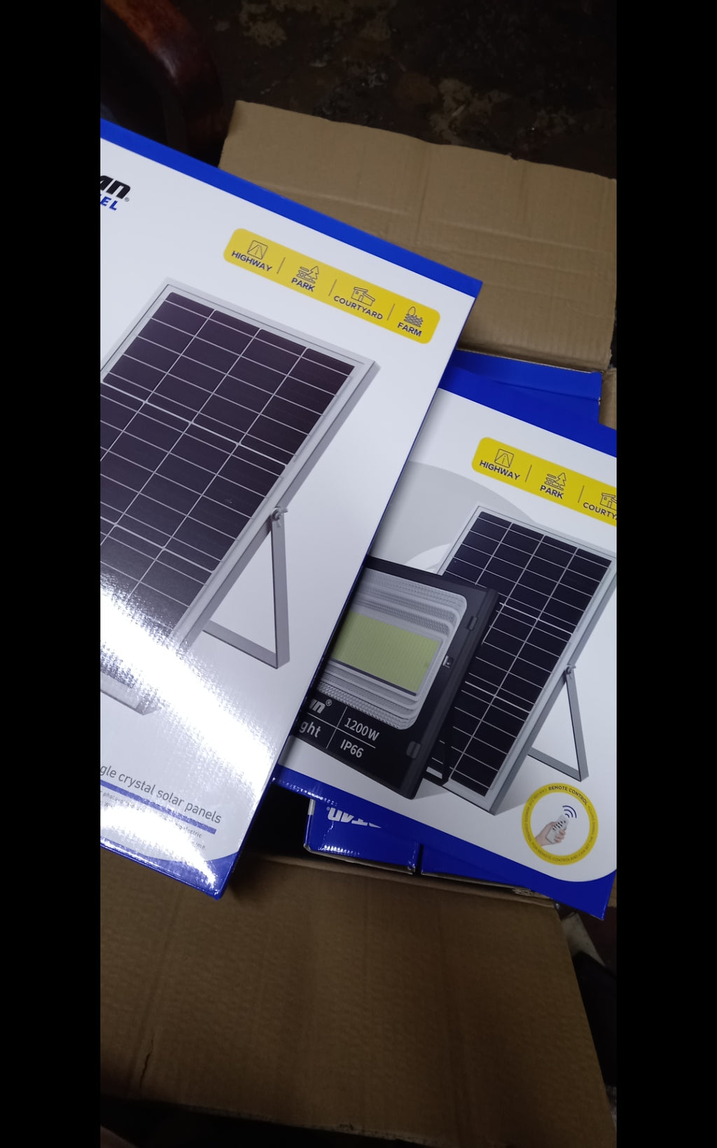 REFLECTOR SOLAR con PANEL SOLAR y CONTROL REMOTO 1,200 watts de potencia
