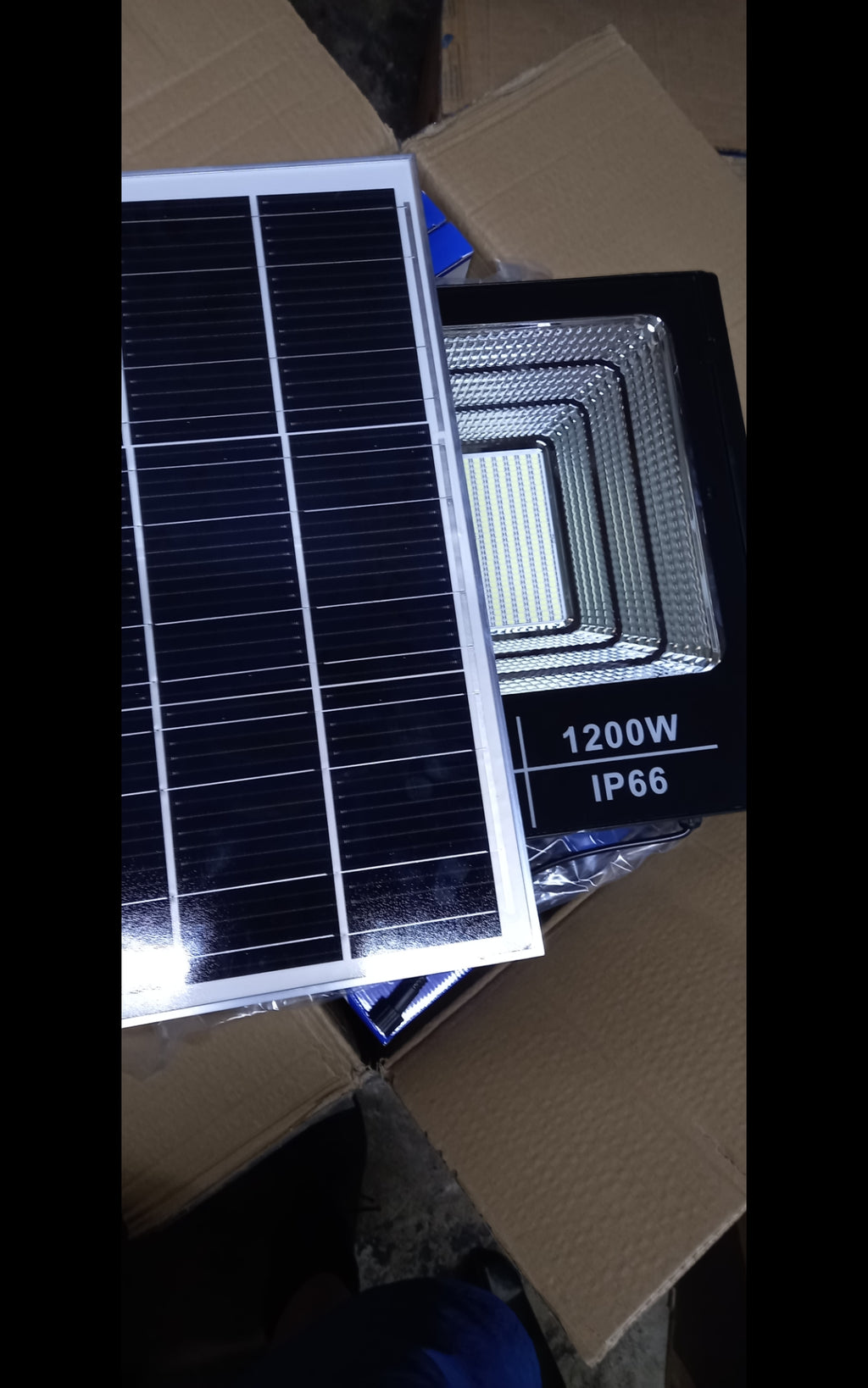 REFLECTOR SOLAR con PANEL SOLAR y CONTROL REMOTO 1,200 watts de potencia