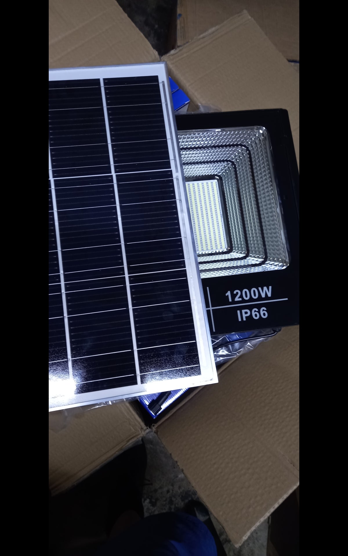 REFLECTOR SOLAR con PANEL SOLAR y CONTROL REMOTO 1,200 watts de potencia