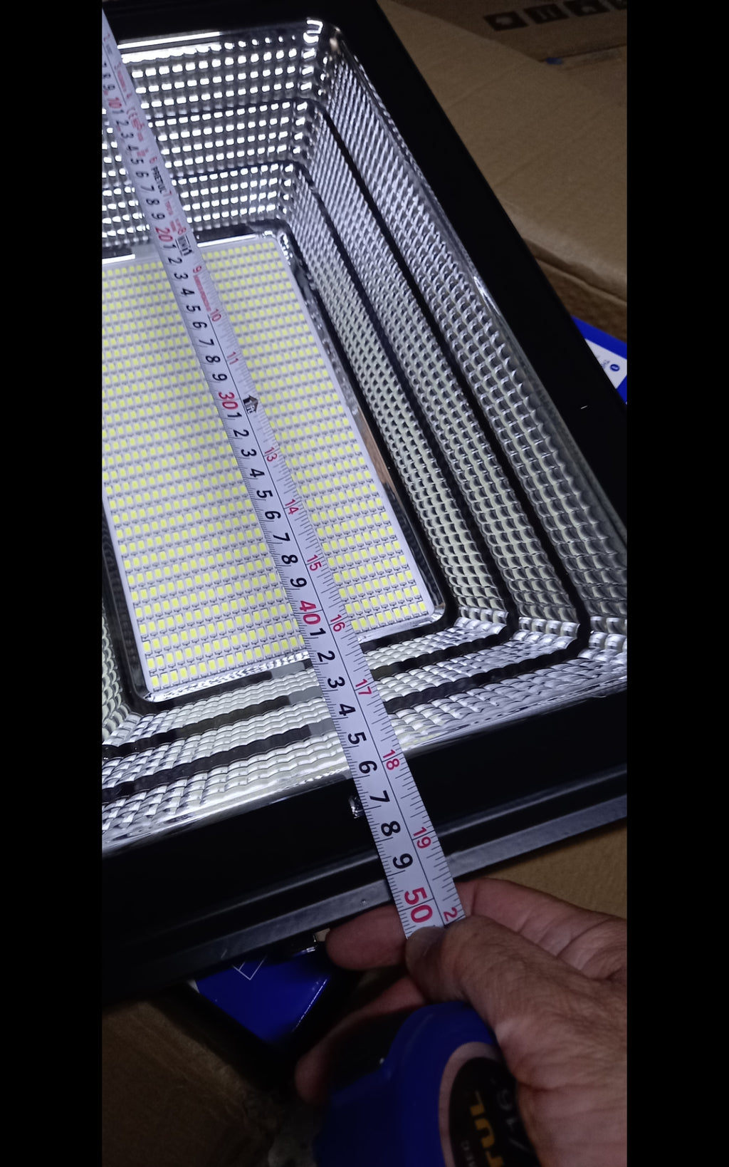REFLECTOR SOLAR con PANEL SOLAR y CONTROL REMOTO 1,200 watts de potencia