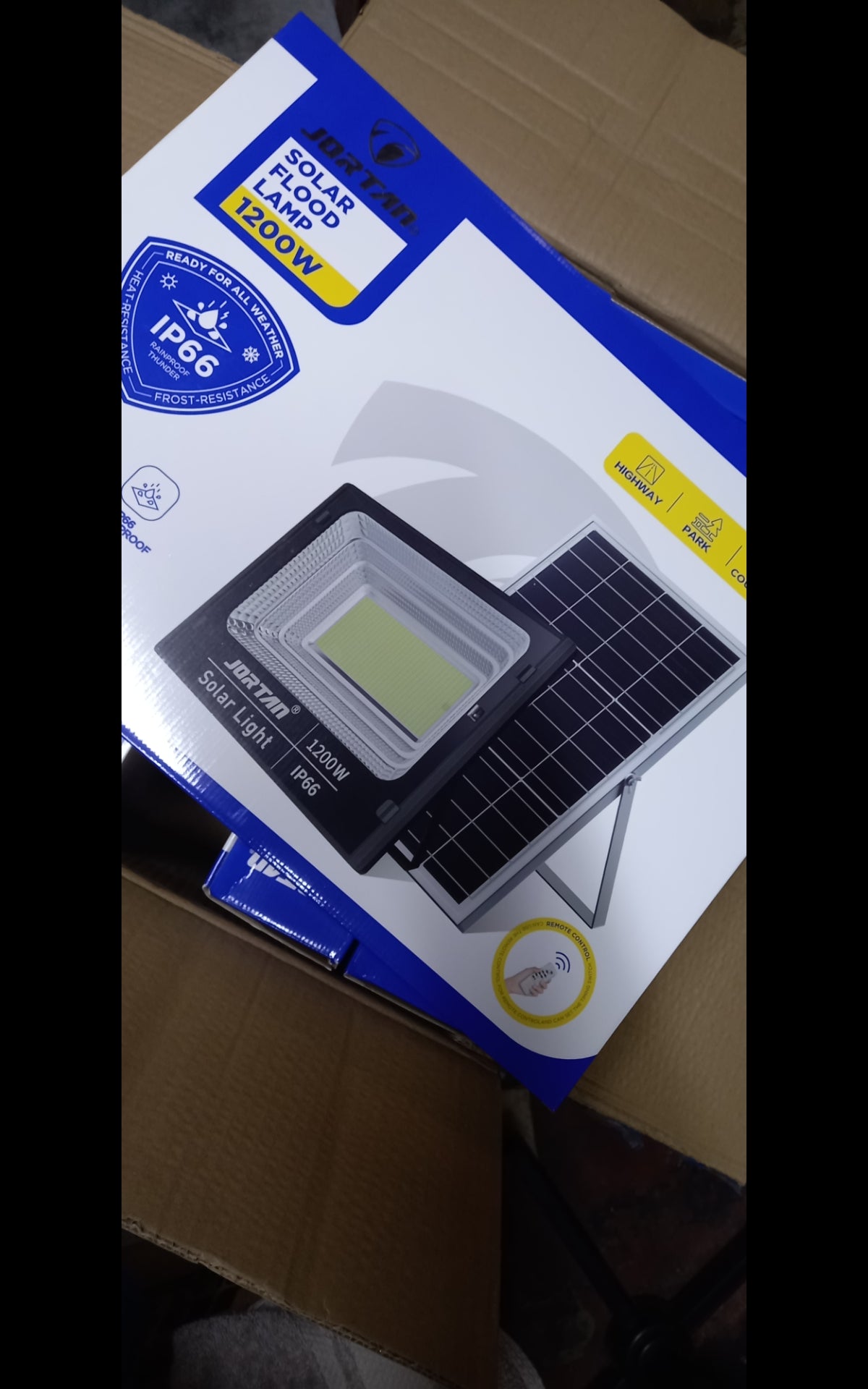 REFLECTOR SOLAR con PANEL SOLAR y CONTROL REMOTO 1,200 watts de potencia